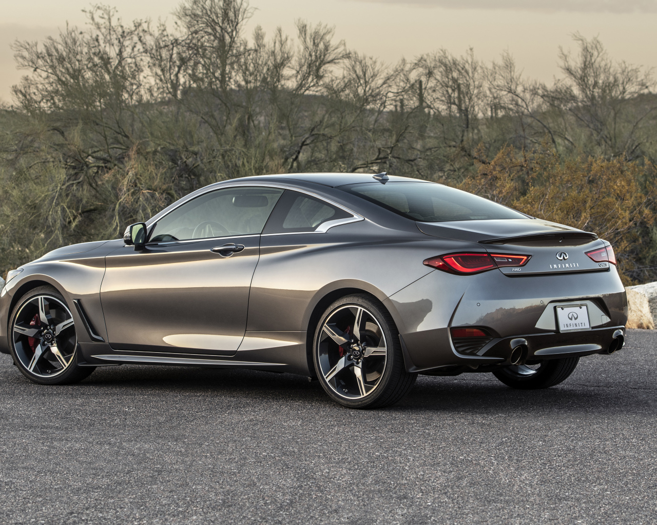 Автомобиль Infiniti Q60 Red Sport 400 AWD, 2021 года вид сзади