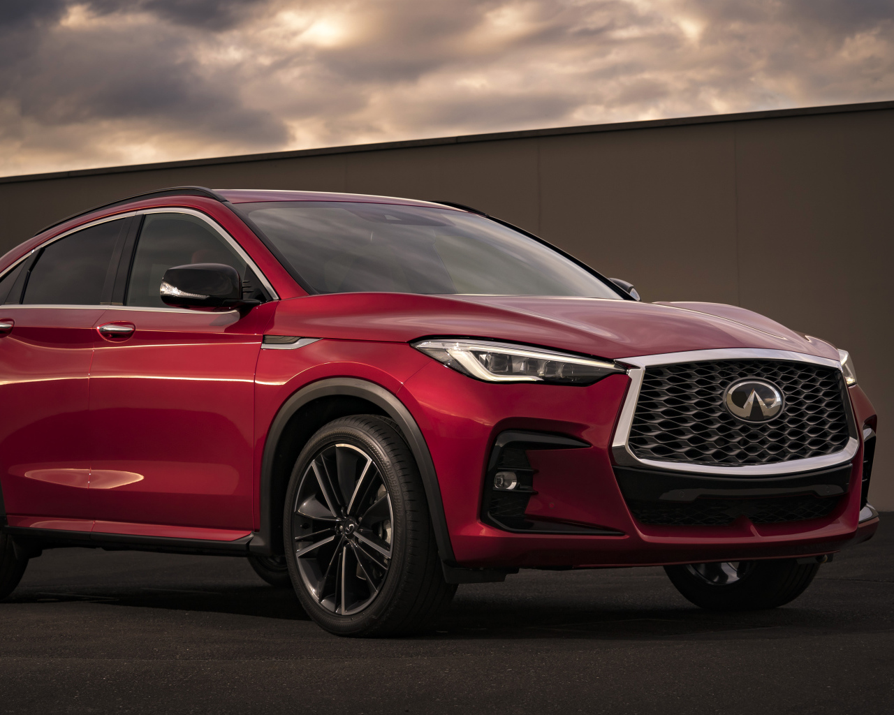 Красный автомобиль Infiniti QX55 AWD, 2022 года у стены