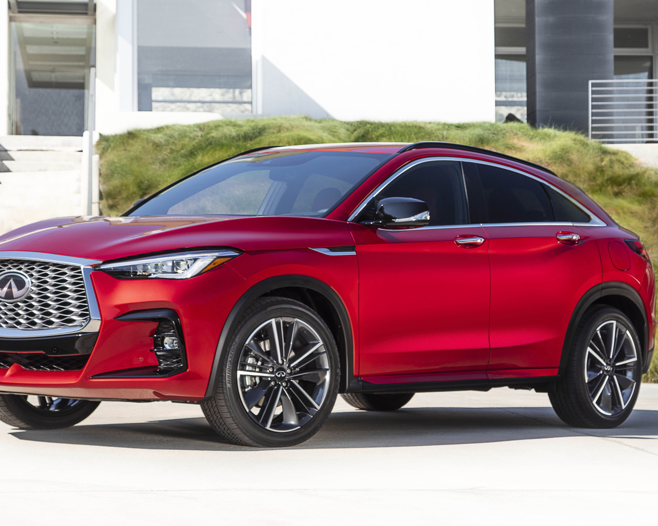 Красный автомобиль Infiniti QX55 AWD 2022 года у дома