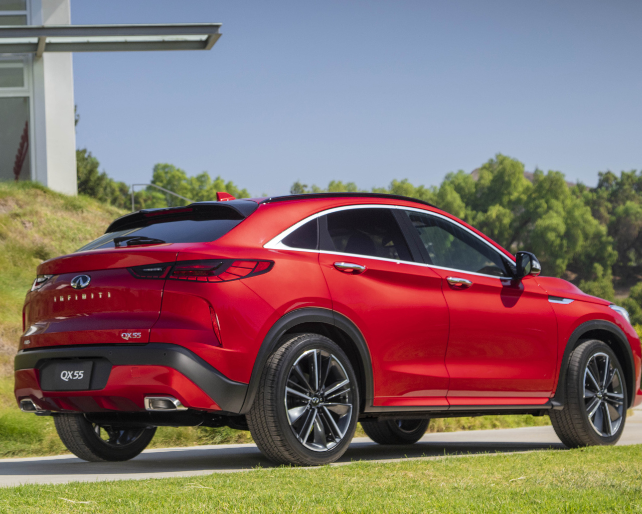Красный автомобиль Infiniti QX55 AWD 2022 года вид сзади