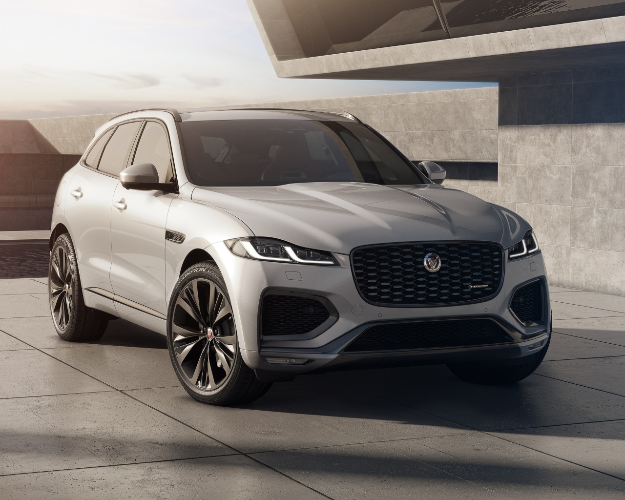 Серебристый автомобиль Jaguar F-Pace R-Dynamic Black Pack 2020 года 