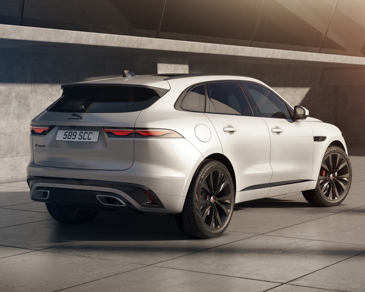 Автомобиль Jaguar F-Pace R-Dynamic Black Pack 2020 года вид сзади