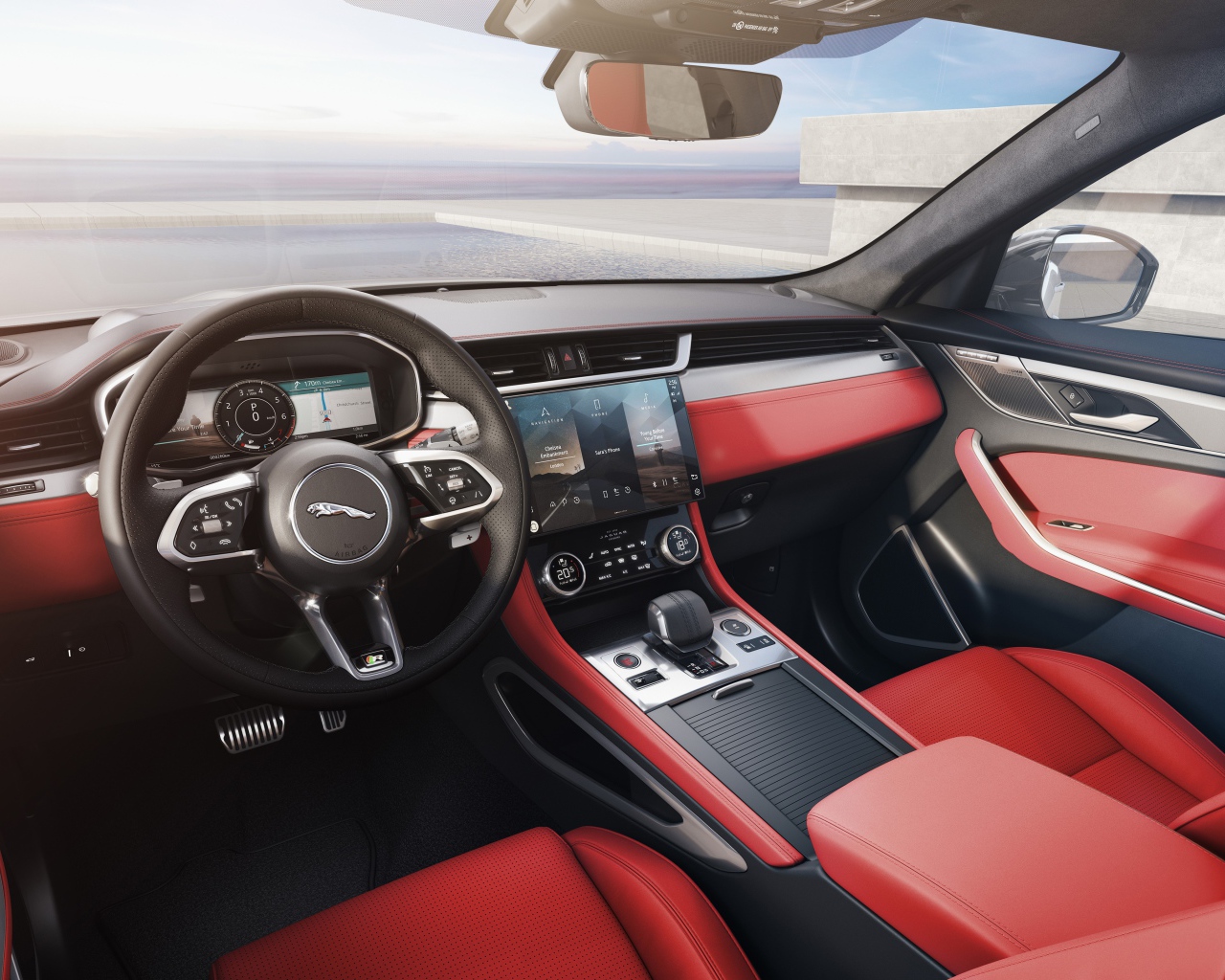 Красный кожаный салон автомобиля Jaguar F-Pace R-Dynamic 2020 года 