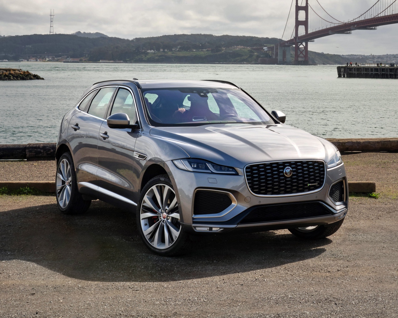 Серебристый автомобиль Jaguar F-Pace R-Dynamic 2020 года у реки 