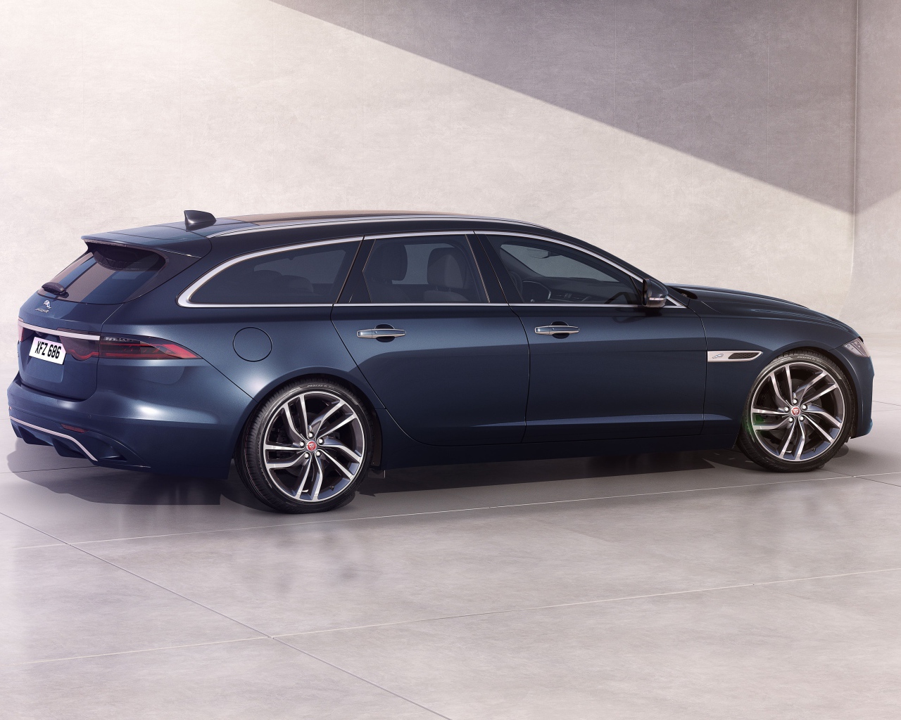 Автомобиль Jaguar XF Sportbrake 2020 года вид сбоку