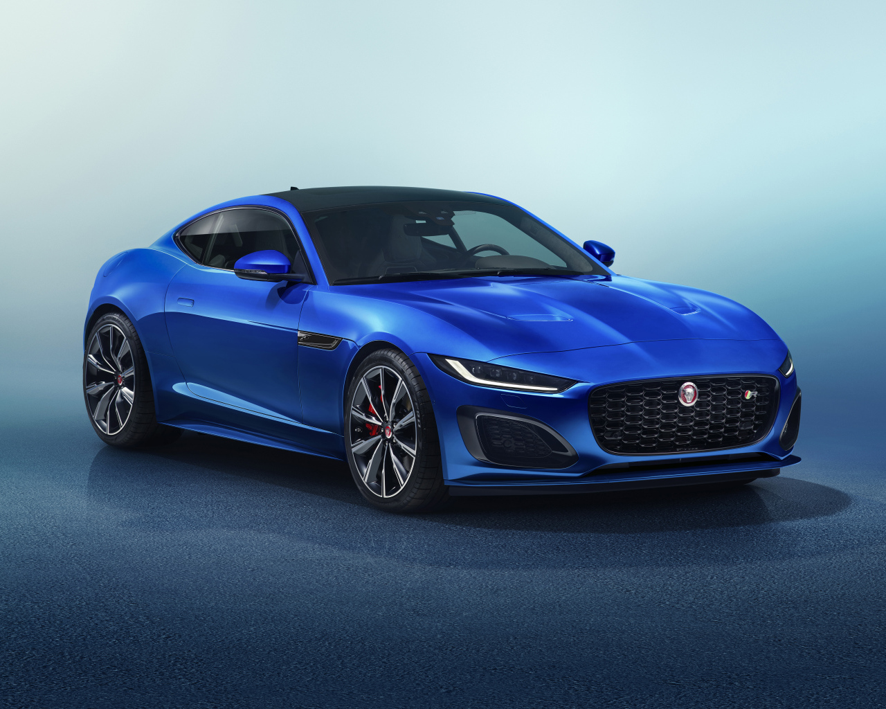 Синий автомобиль Jaguar F-Type R Coupe 2020 года 