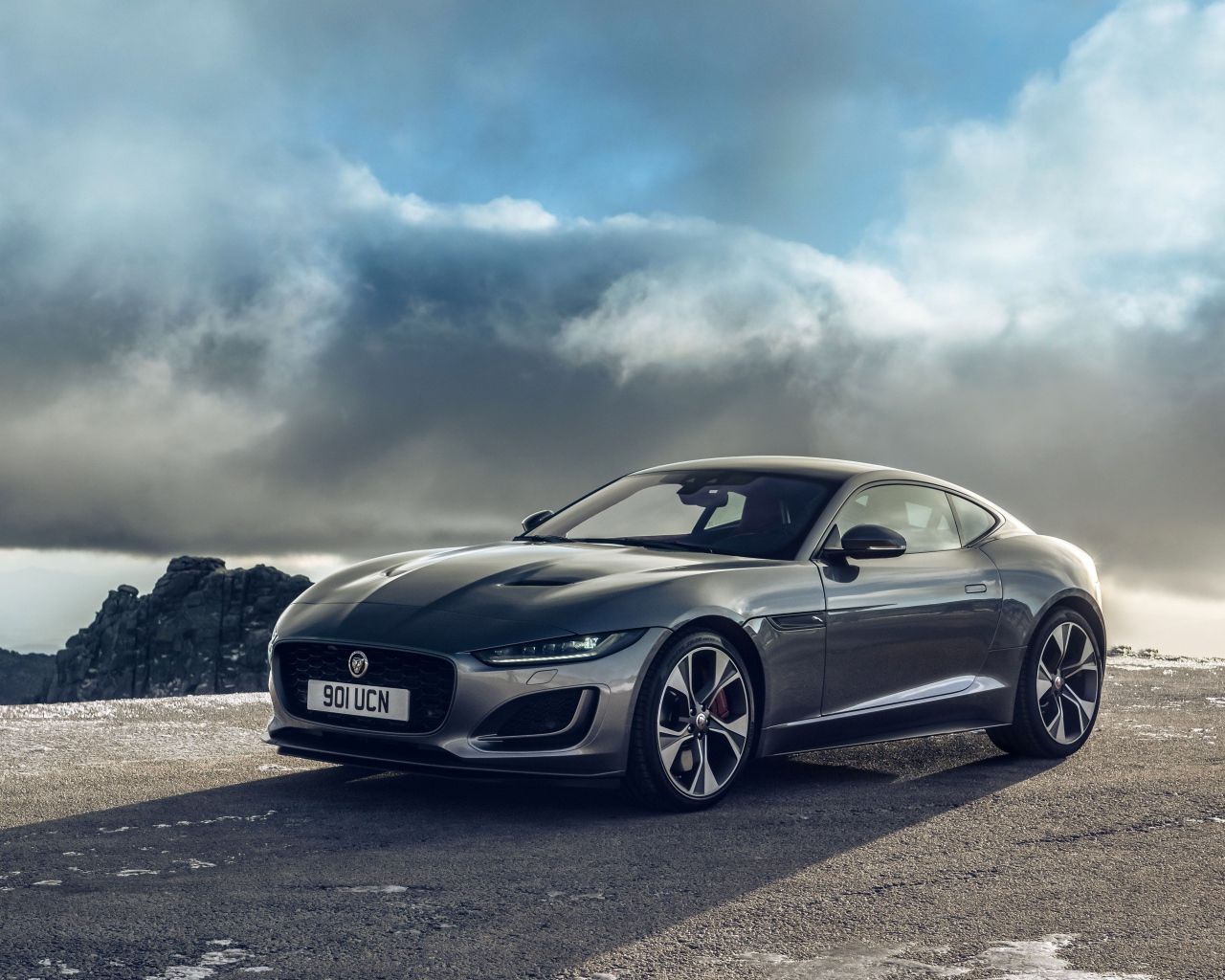 Автомобиль Jaguar F-Type P300 Coupe First Edition 2020 года на фоне облаков