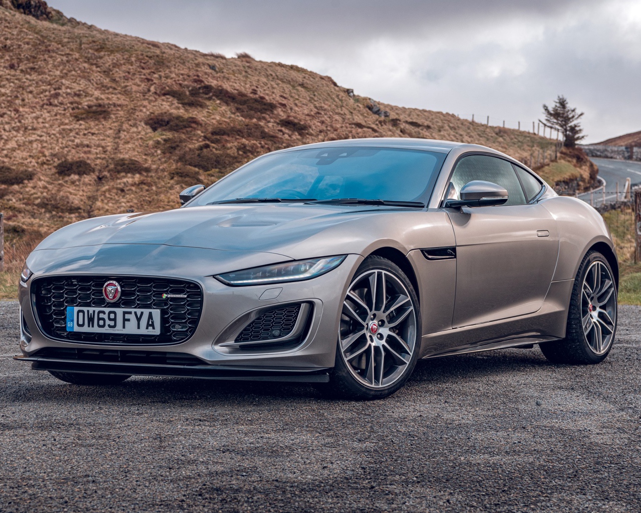 Серебристый Jaguar F-Type P450 R-Dynamic 2020 года 