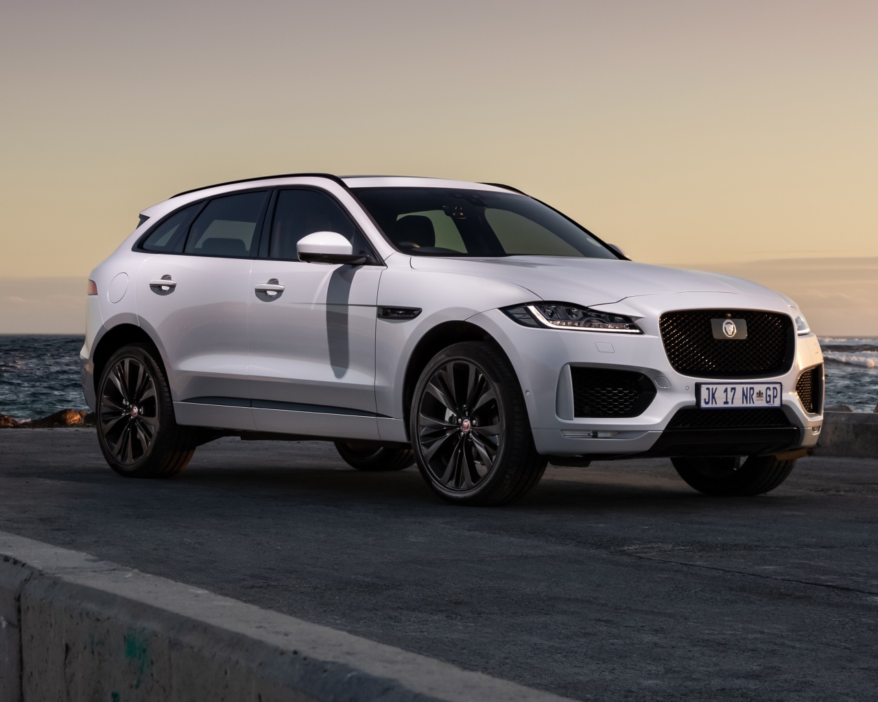 Белый внедорожник Jaguar F-Pace 25d AWD Chequered Flag 2020 года у воды