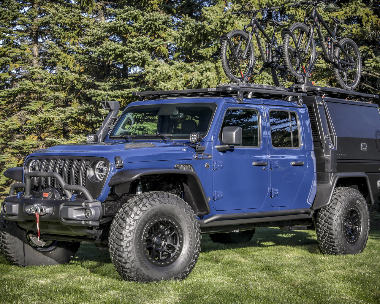 Внедорожник Jeep Gladiator, 2020 года в парке