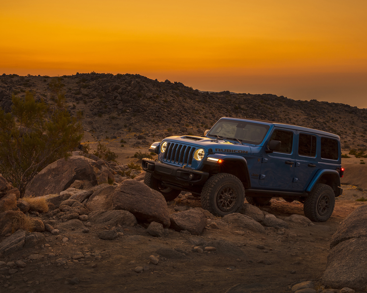 Автомобиль Jeep Wrangler Unlimited Rubicon 392, 2021 года на камнях