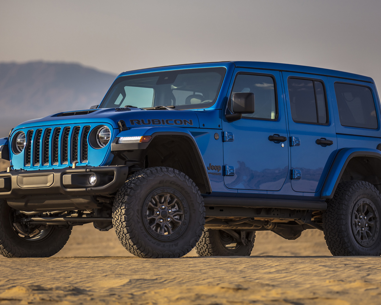 Синий Jeep Wrangler Unlimited Rubicon 392, 2021 года в пустыне