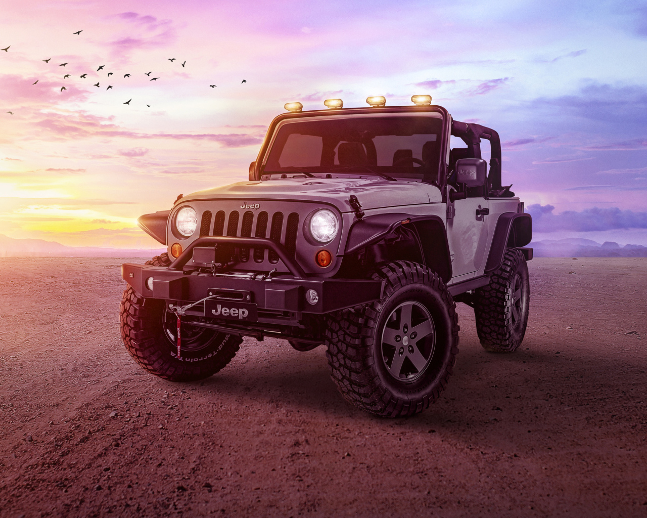Внедорожник Jeep Wrangler на фоне неба 