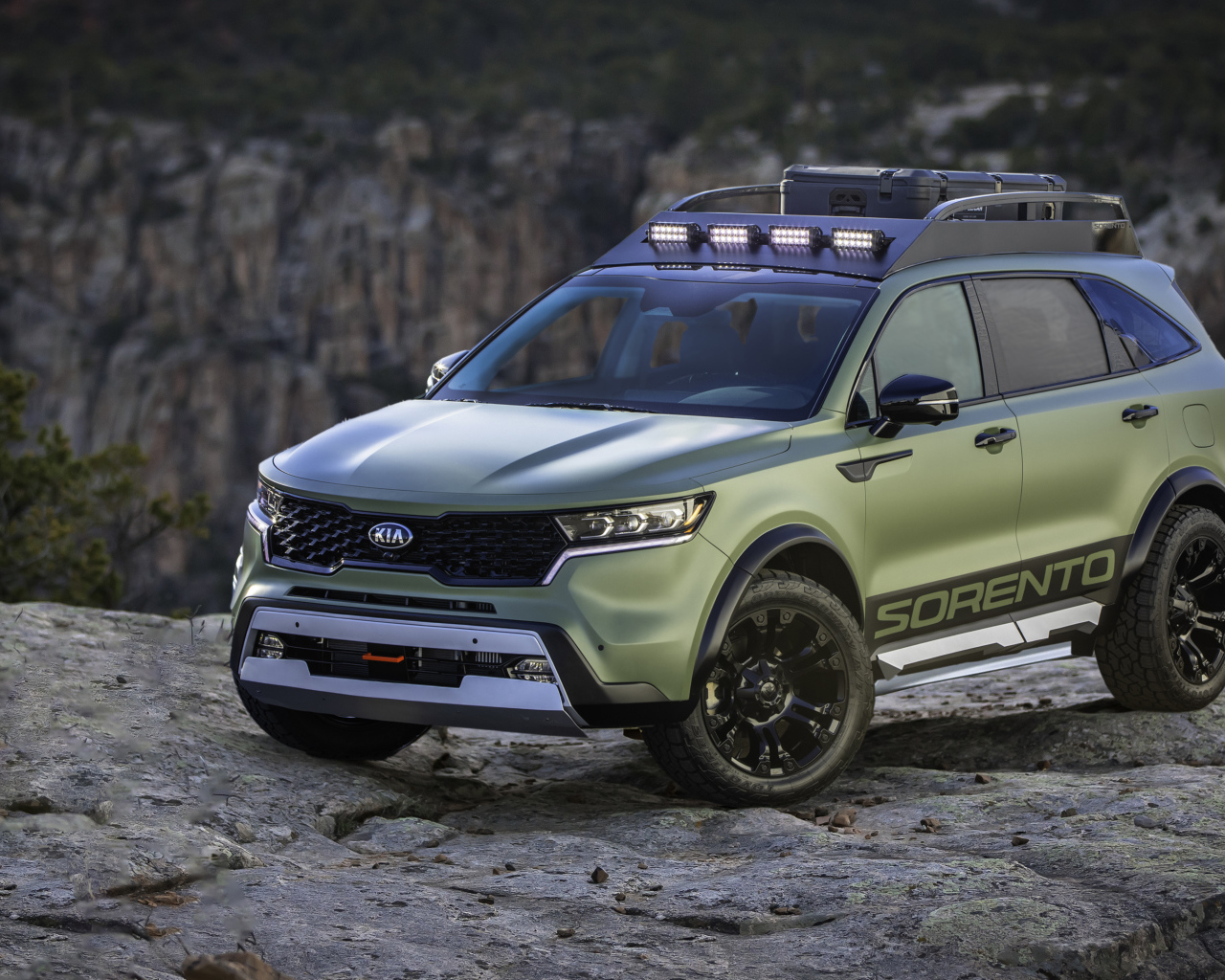 Внедорожник Kia Sorento, 2020 года в горах 