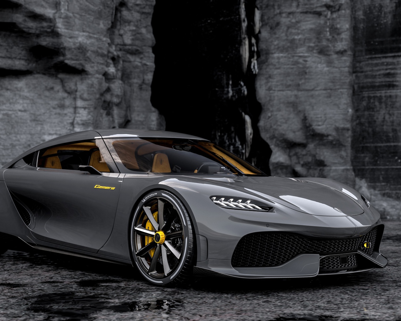 Автомобиль Koenigsegg Gemera 2020 года у высокой стены 