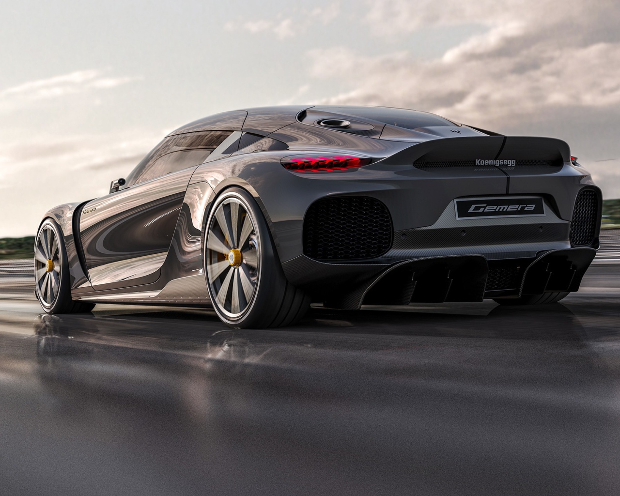 Быстрый автомобиль Koenigsegg Gemera 2020 года на трассе вид сзади