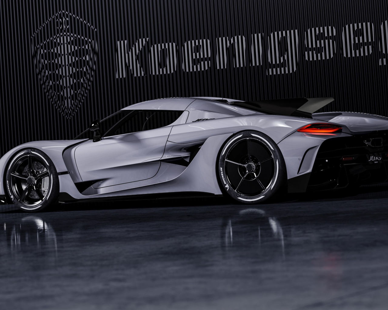 Автомобиль Koenigsegg Jesko Absolut 2020 года на фоне логотипа