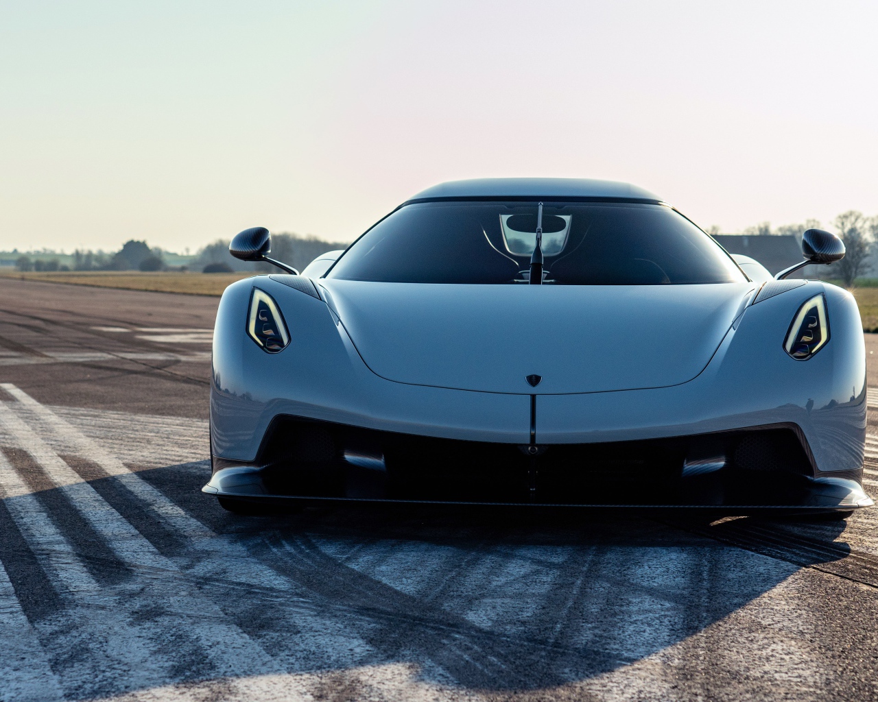 Автомобиль Koenigsegg Jesko Absolut 2020 года на трассе 