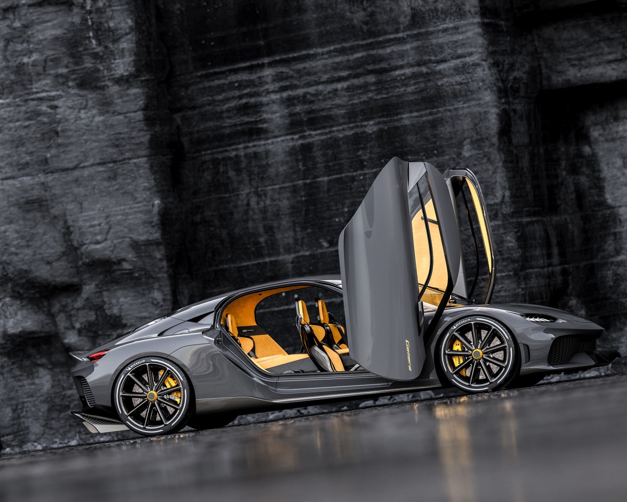 Автомобиль Koenigsegg Gemera 2020 года с открытыми дверями