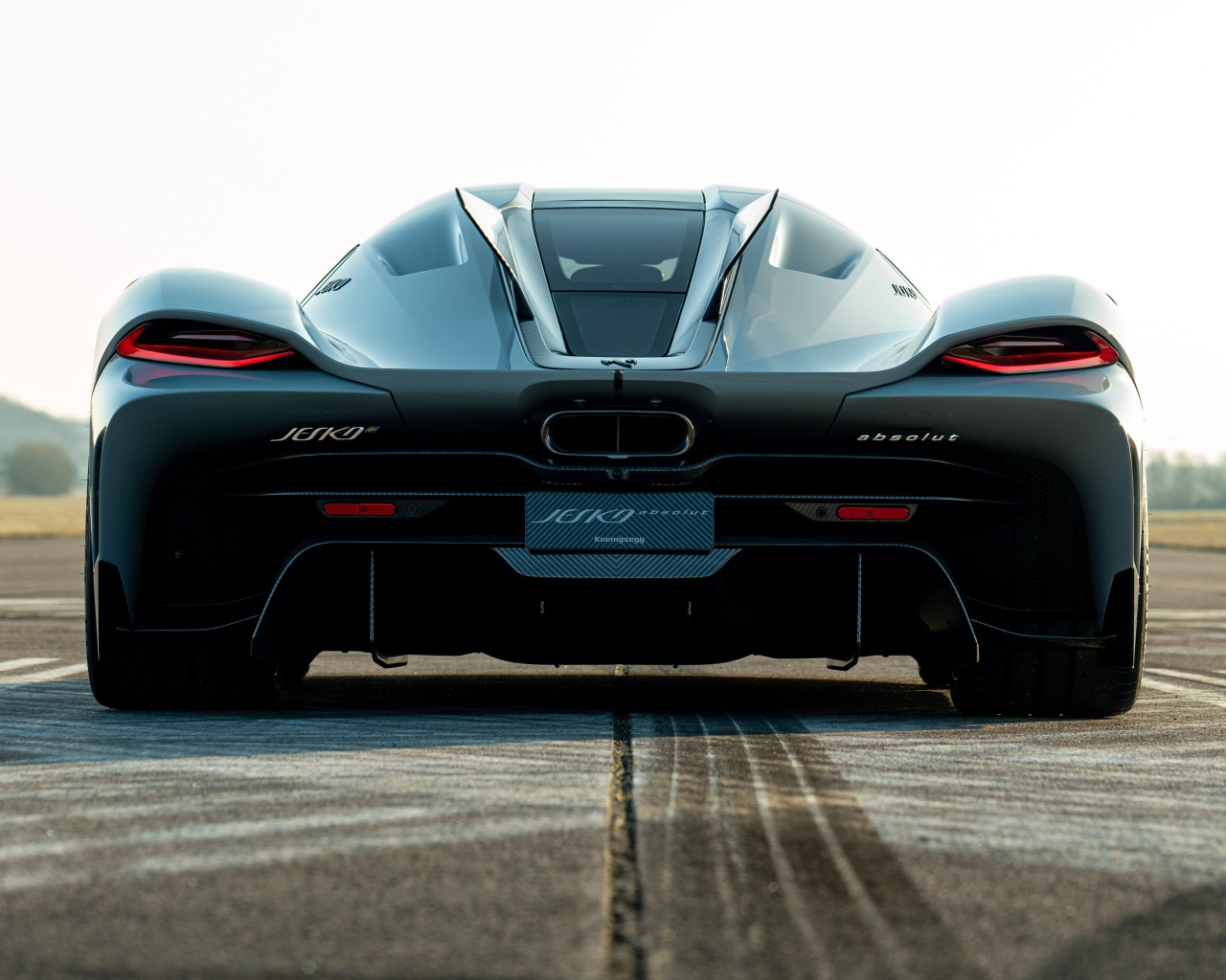 Черный автомобиль Koenigsegg Jesko Absolut 2020 года вид сзади