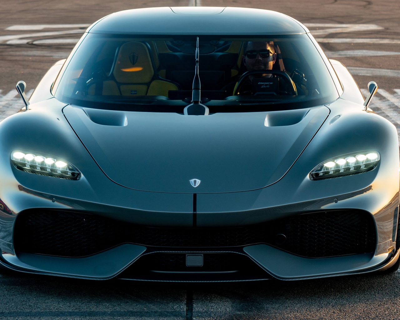 Черный быстрый автомобиль Koenigsegg Gemera 2020 года вид спереди