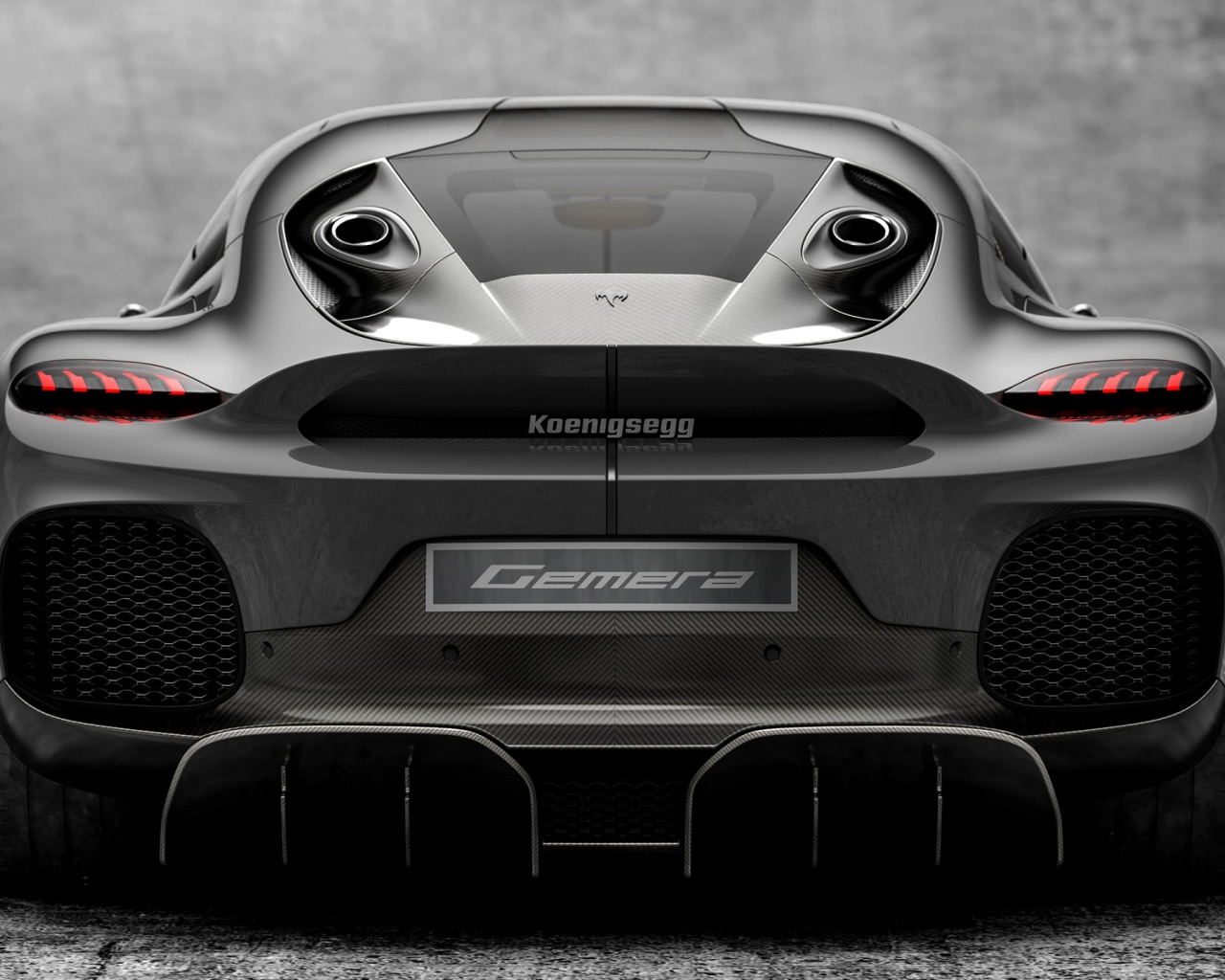 Серебристый автомобиль Koenigsegg Gemera 2020 года вид сзади