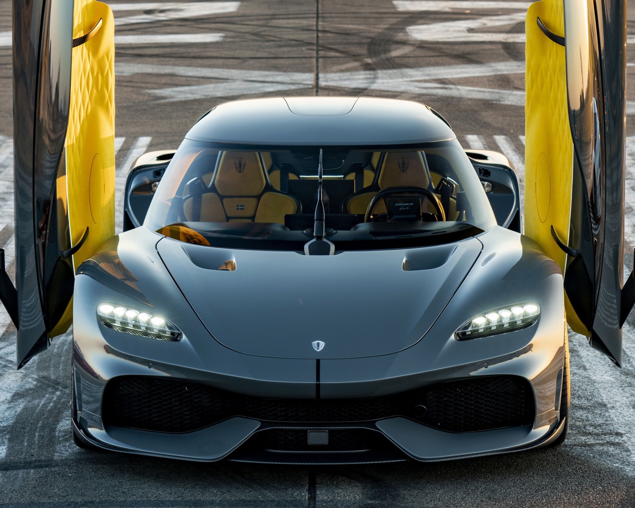 Серебристый автомобиль Koenigsegg Gemera 2020 года с открытыми дверями