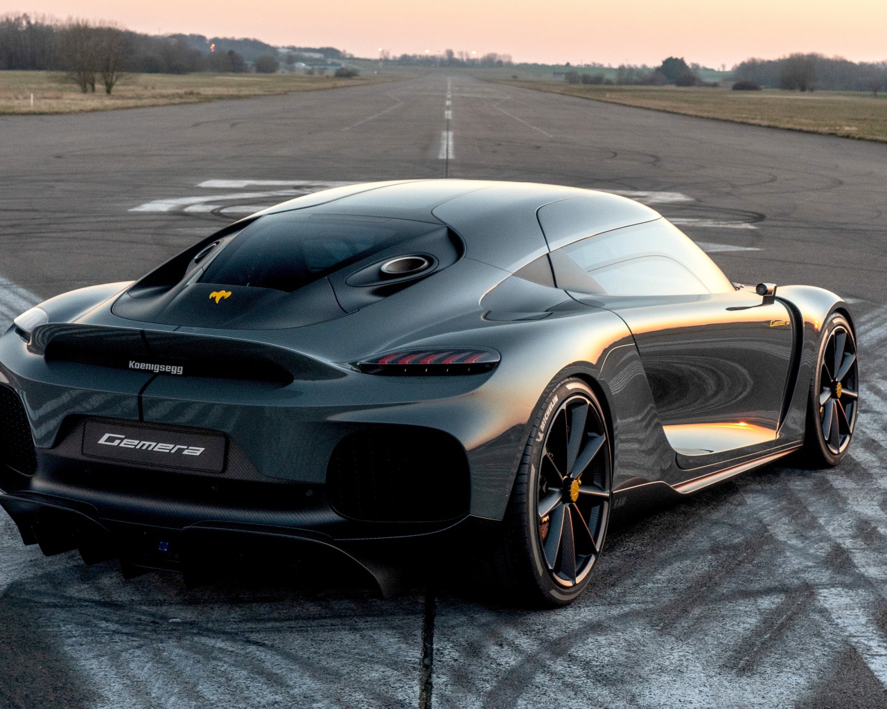 Автомобиль Koenigsegg Gemera 2020 года на трассе