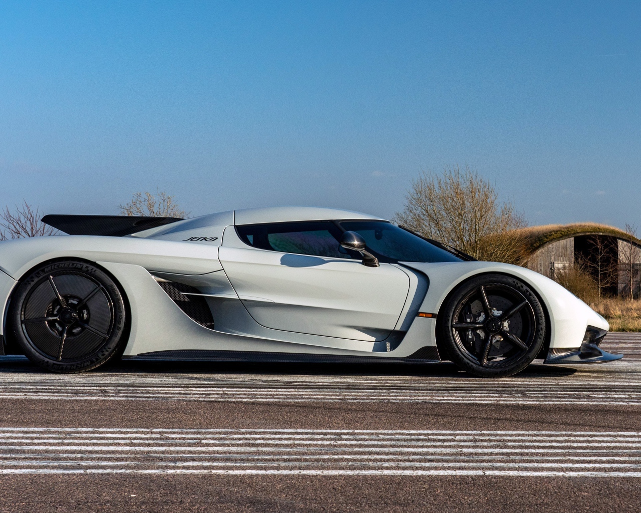 Белый автомобиль Koenigsegg Jesko Absolut 2020 года вид сбоку
