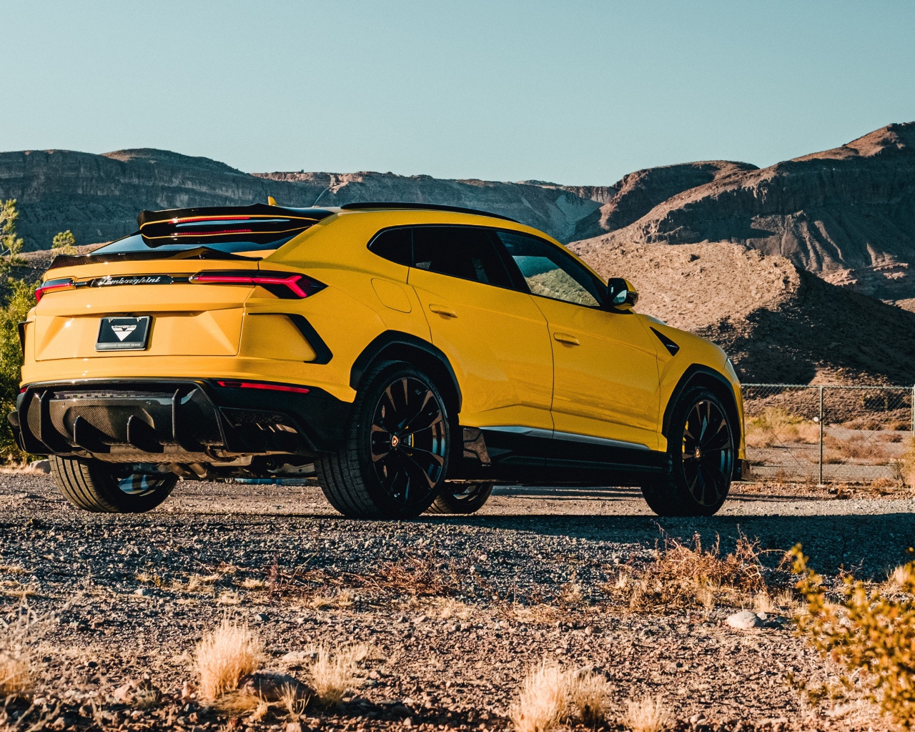 Желтый автомобиль Lamborghini Urus 2019 года в горах 