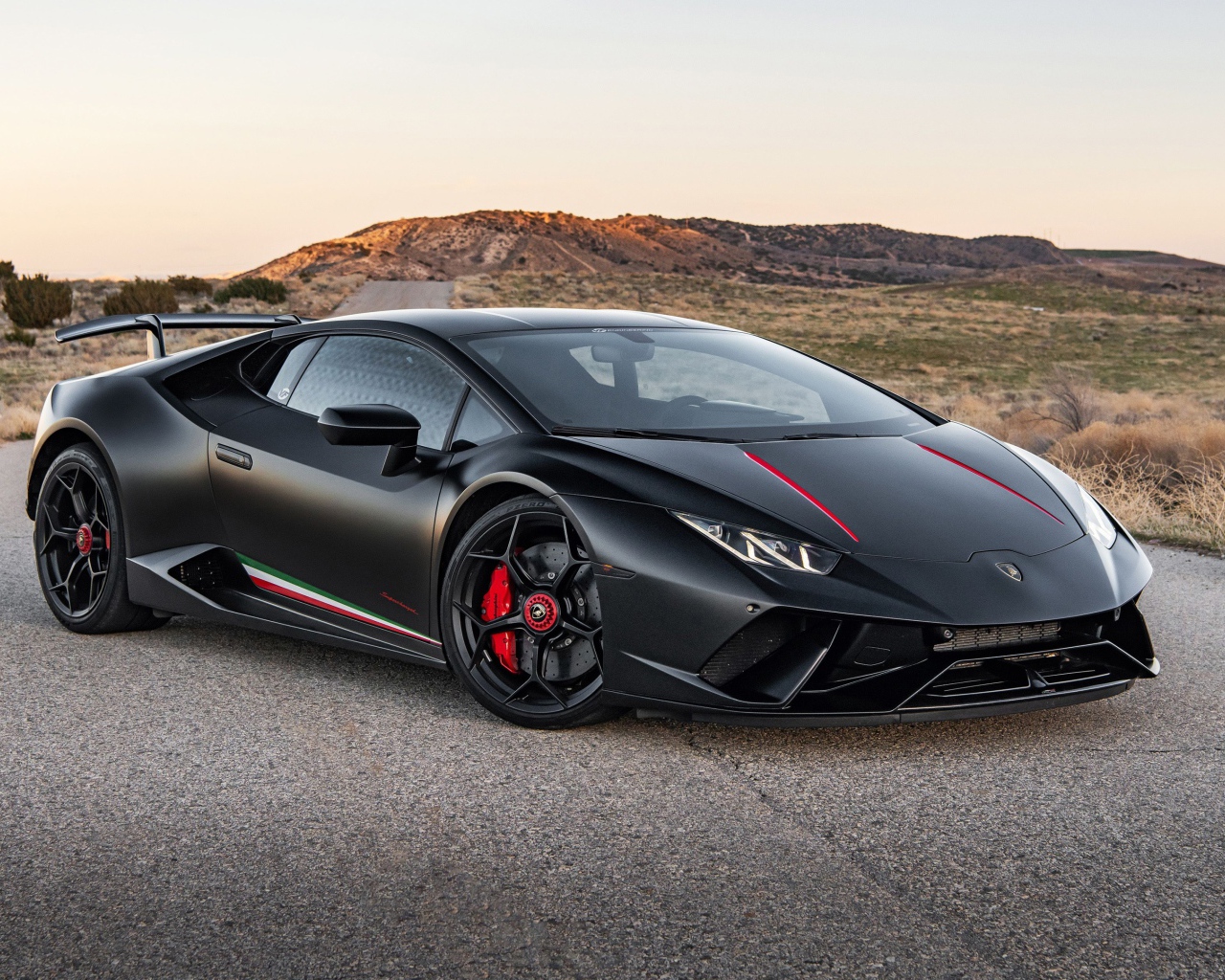 Черный спортивный  Lamborghini Huracan Performante 2020 года