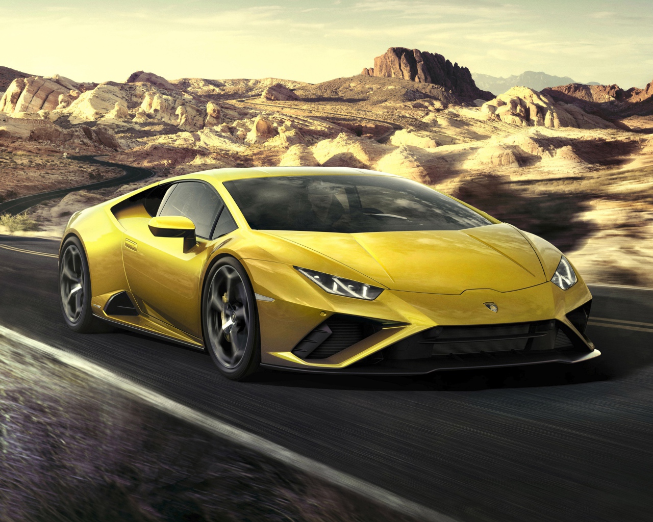 Автомобиль Lamborghini Huracan EVO RWD 2020 года едет по дороге