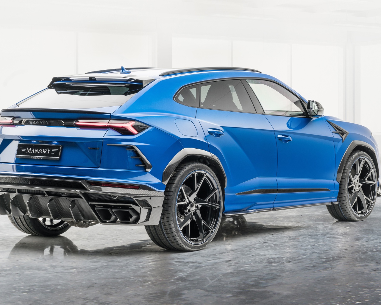 Автомобиль Lamborghini Urus 2020 года вид сзади