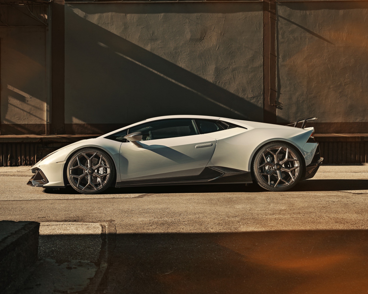 Белый автомобиль  Lamborghini Huracan EVO 2020 года 