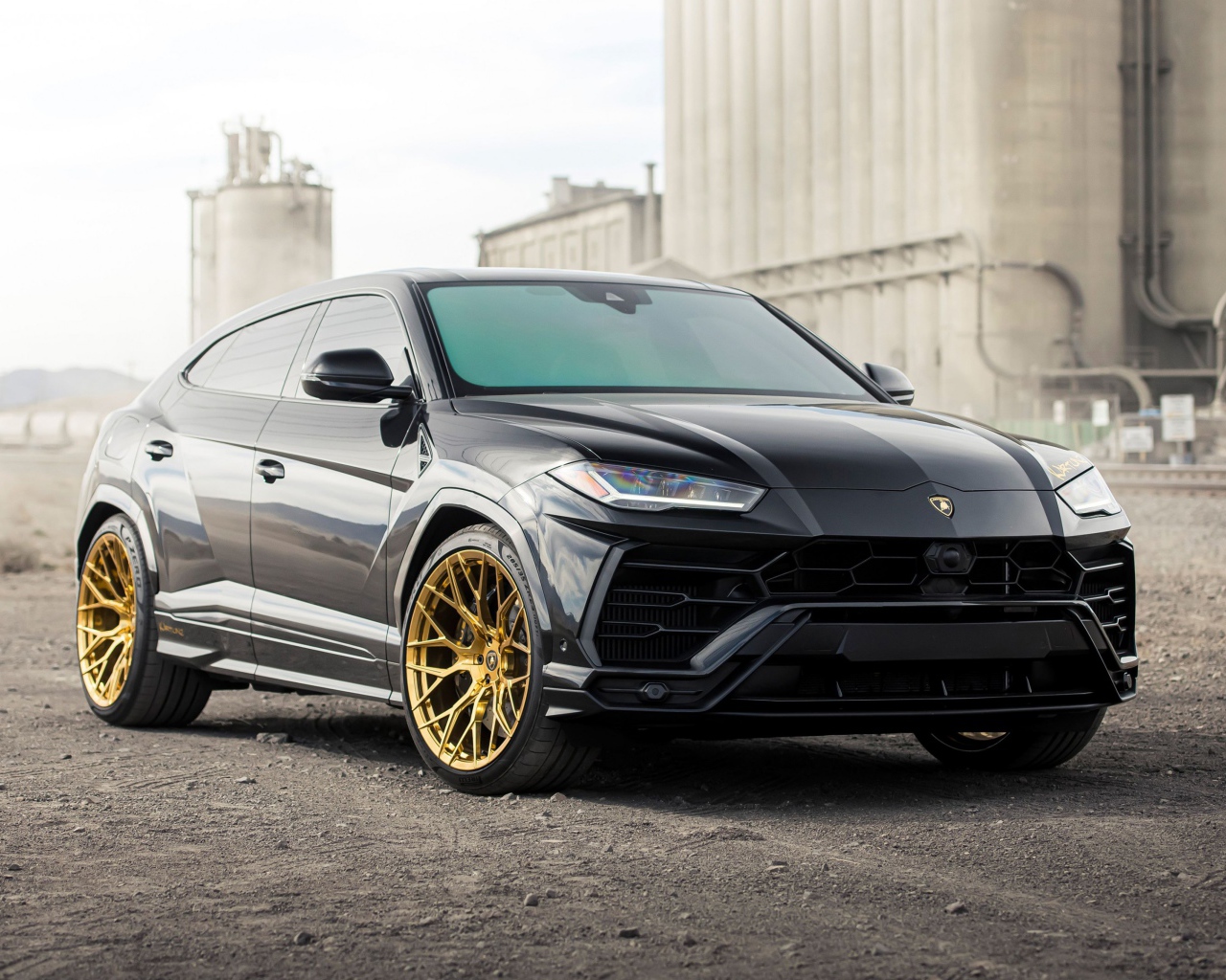 Черный внедорожник  Lamborghini Urus 2020 года на фоне завода