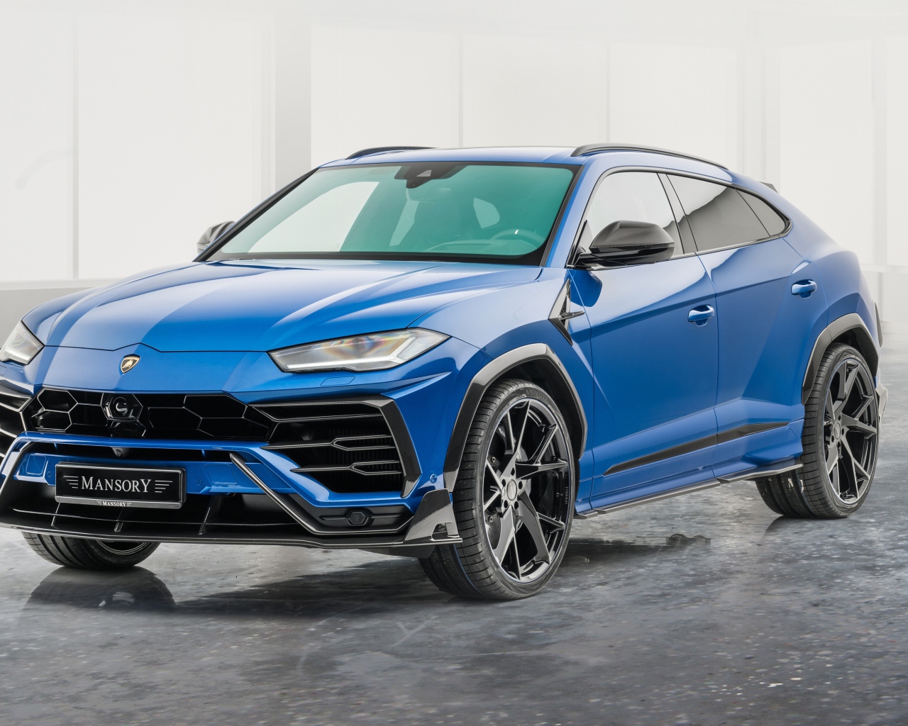 Синий автомобиль  Lamborghini Urus 2020 года в гараже