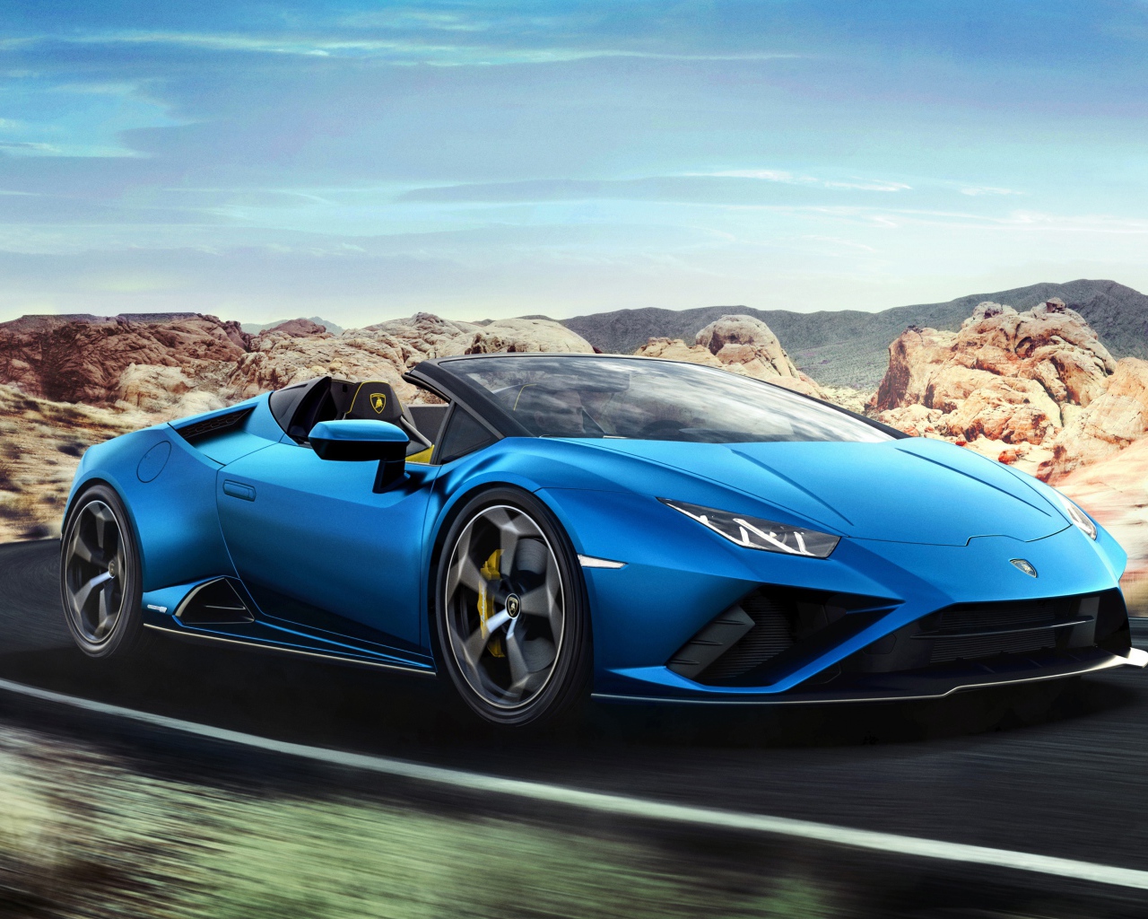 Синий быстрый автомобиль Lamborghini Huracan EVO RWD Spyder 2020 года на дороге 