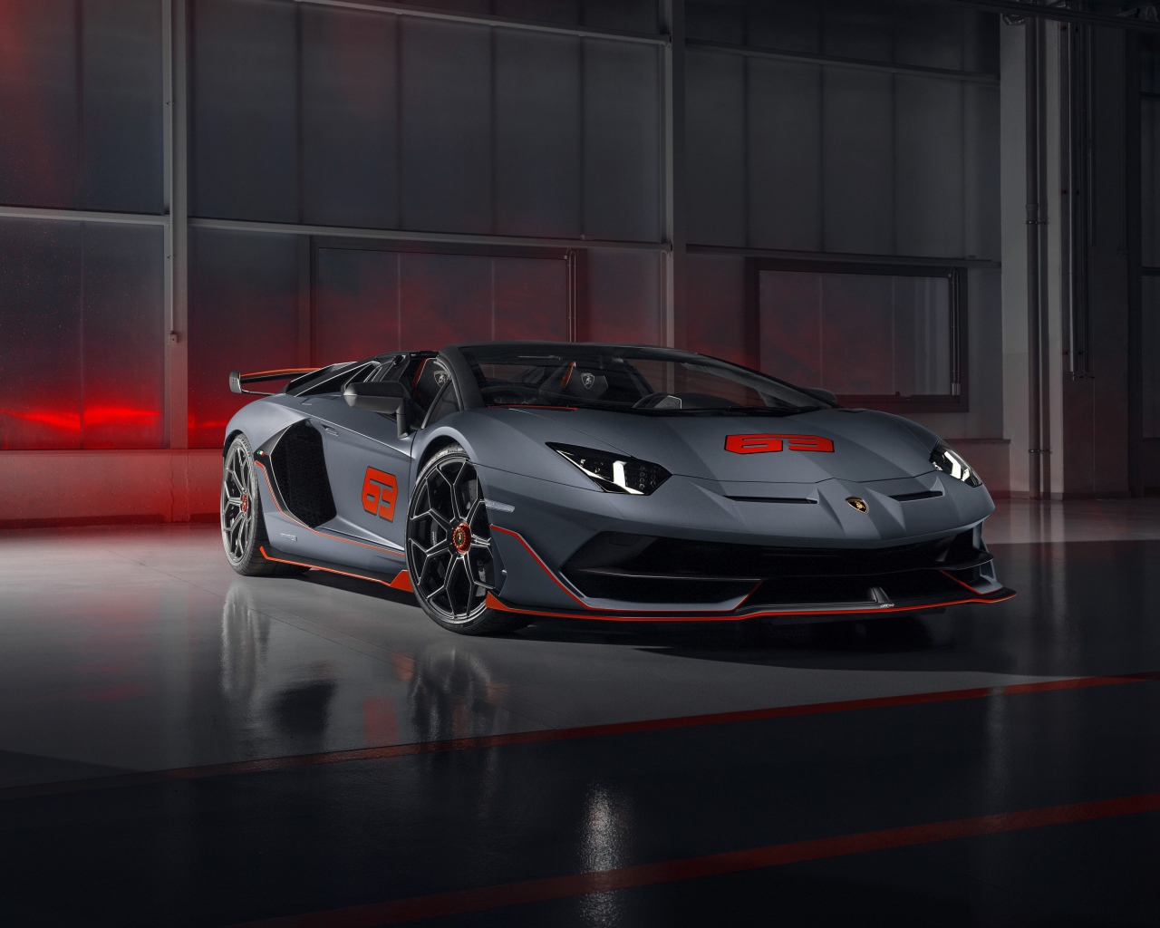 Серый спортивный автомобиль Lamborghini Aventador SVJ 63 Roadster 2020 года в ангаре