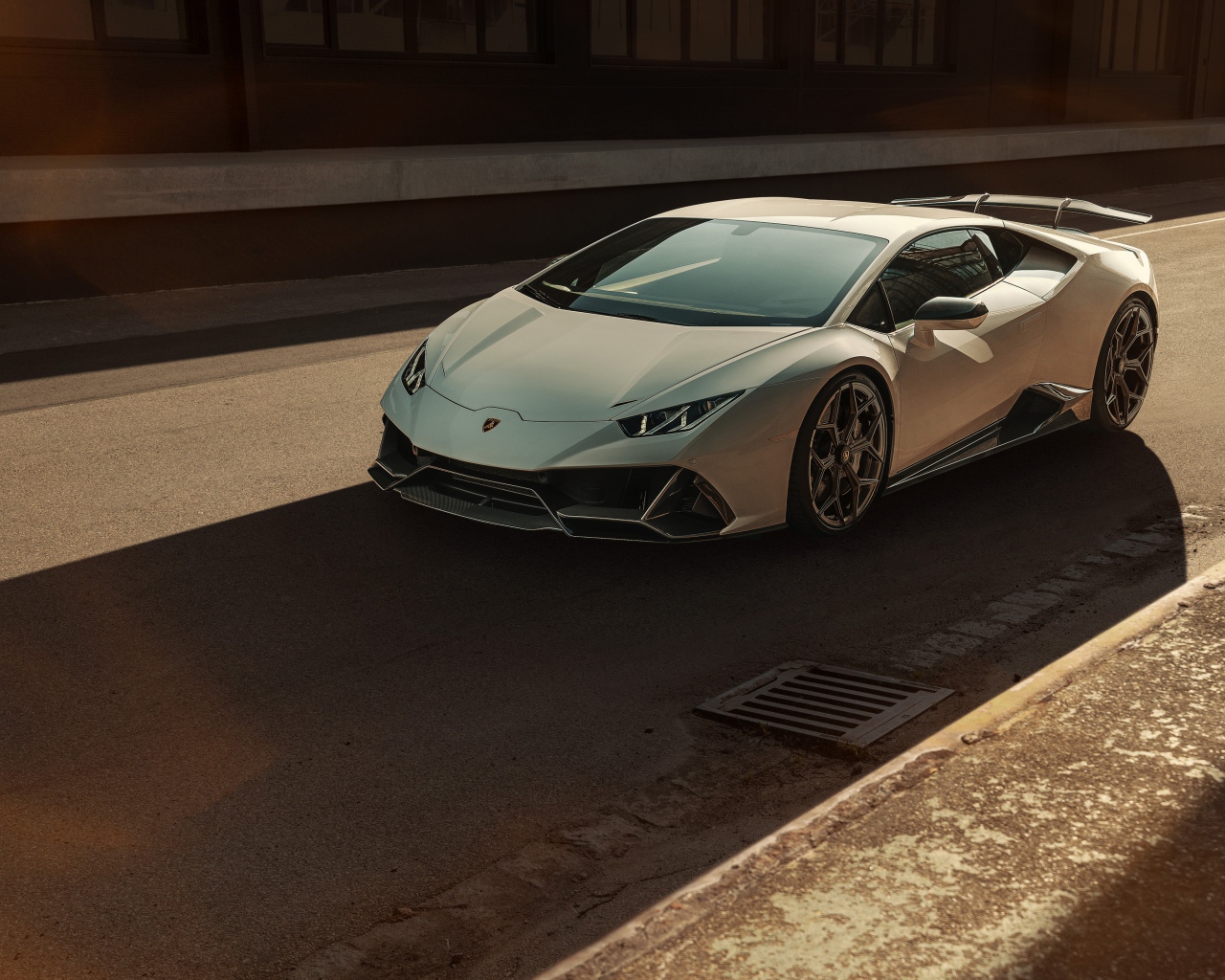 Серебристый автомобиль  Lamborghini Huracan EVO 2020  года на асфальте