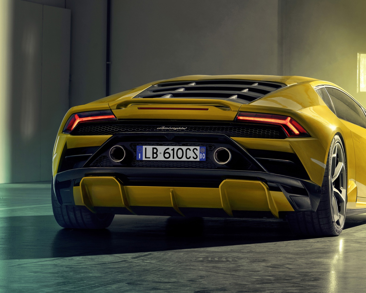 Желтый спортивный Lamborghini Huracan EVO RWD 2020 года вид сзади