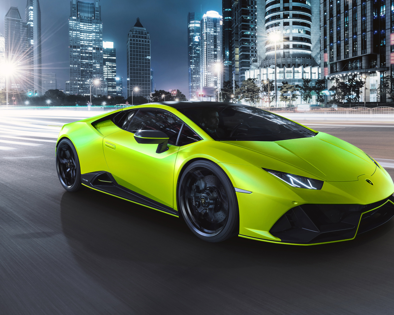 Быстрый автомобиль Lamborghini Huracán EVO 2021 года на ночной дороге