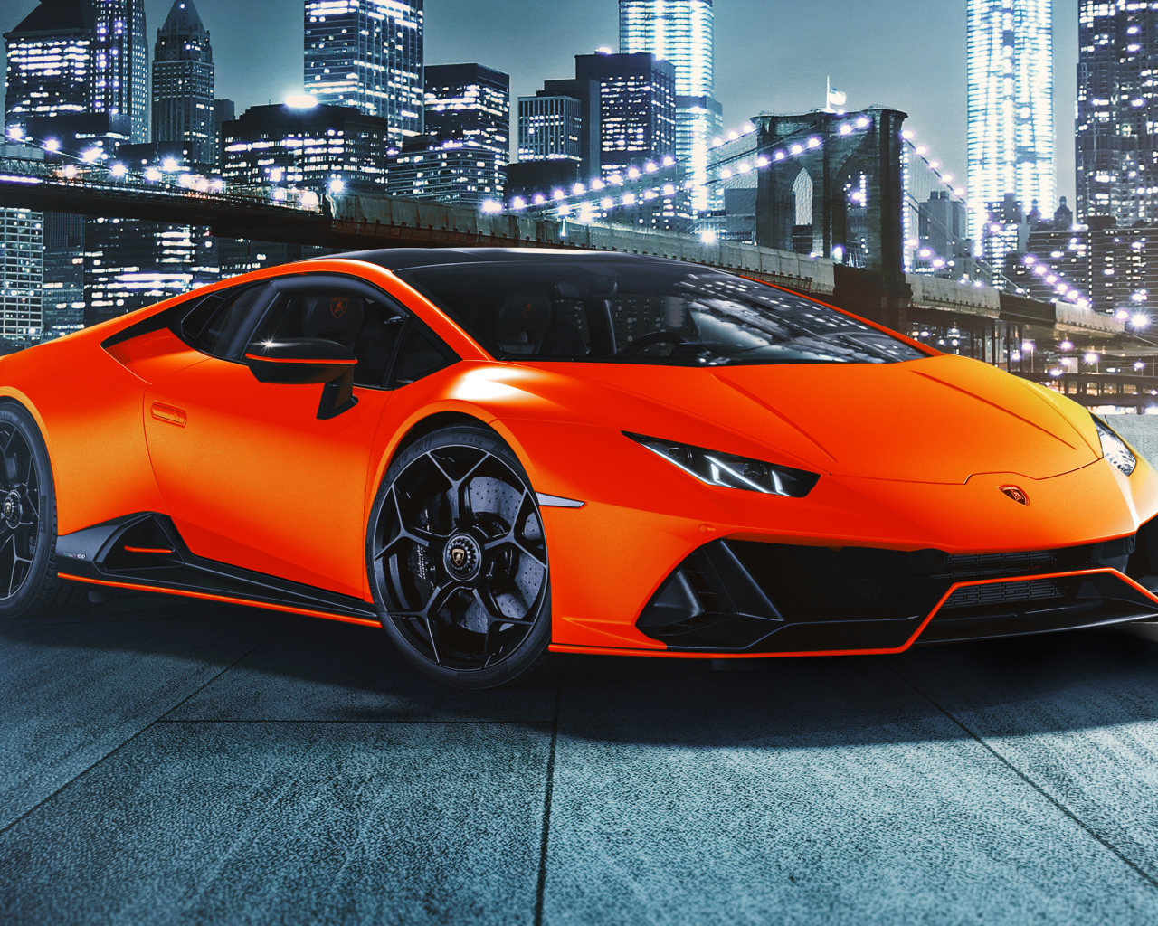 Оранжевый автомобиль Lamborghini Huracán EVO 2021 года на фоне небоскребов