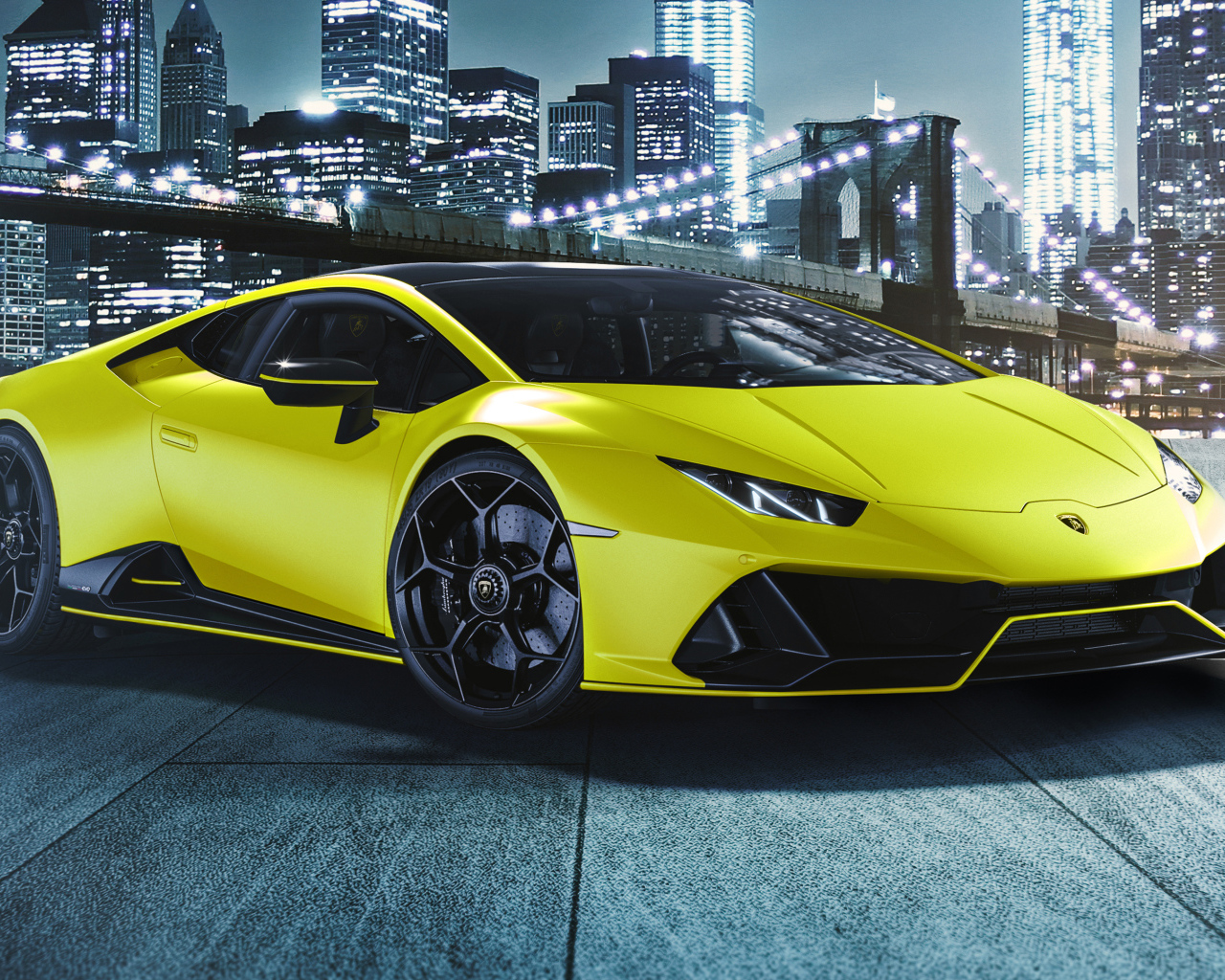 Желтый автомобиль Lamborghini Huracán EVO 2021 года на фоне города
