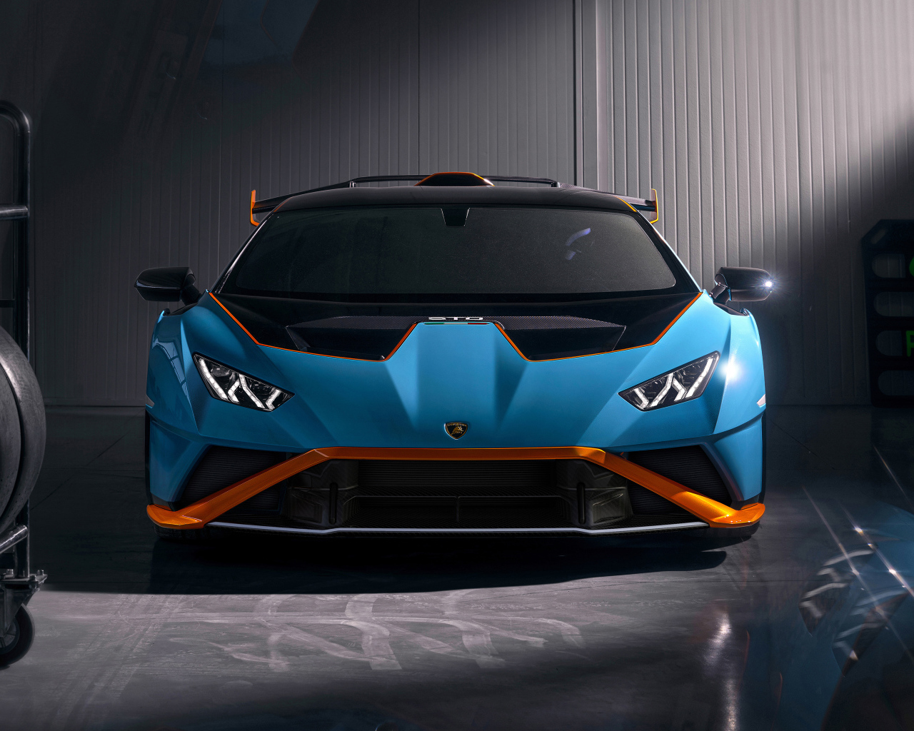 Автомобиль Lamborghini Huracán STO 2021 года вид спереди
