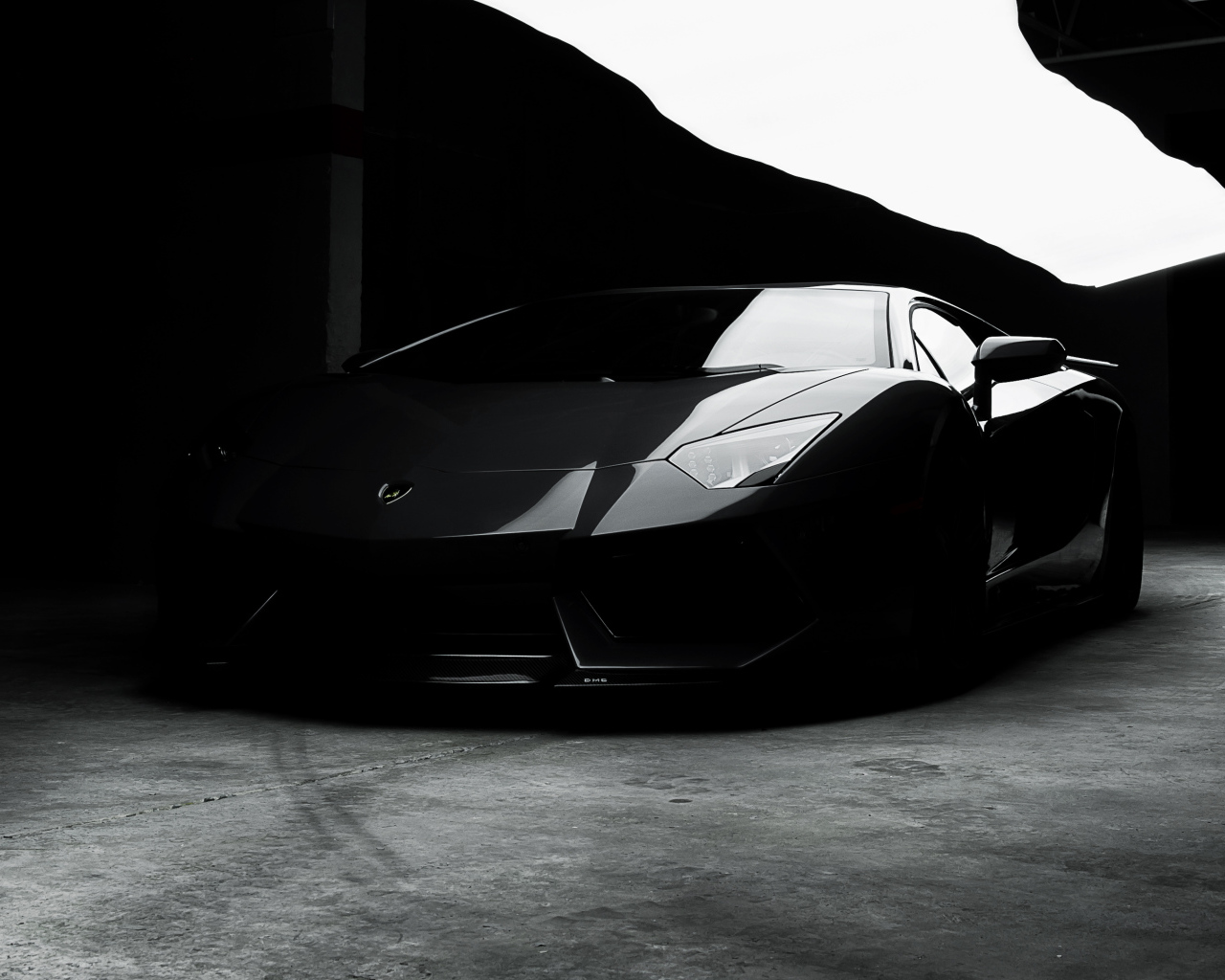 Черный автомобиль   Lamborghini Aventador