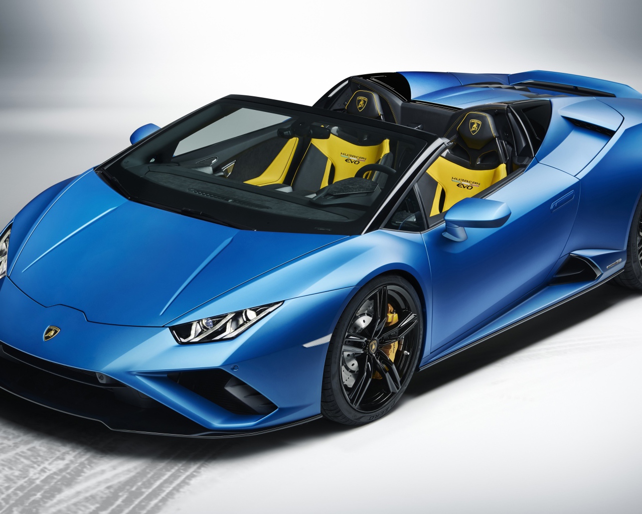 Синий автомобиль Lamborghini Huracan EVO RWD Spyder 2020 года вид сверху 