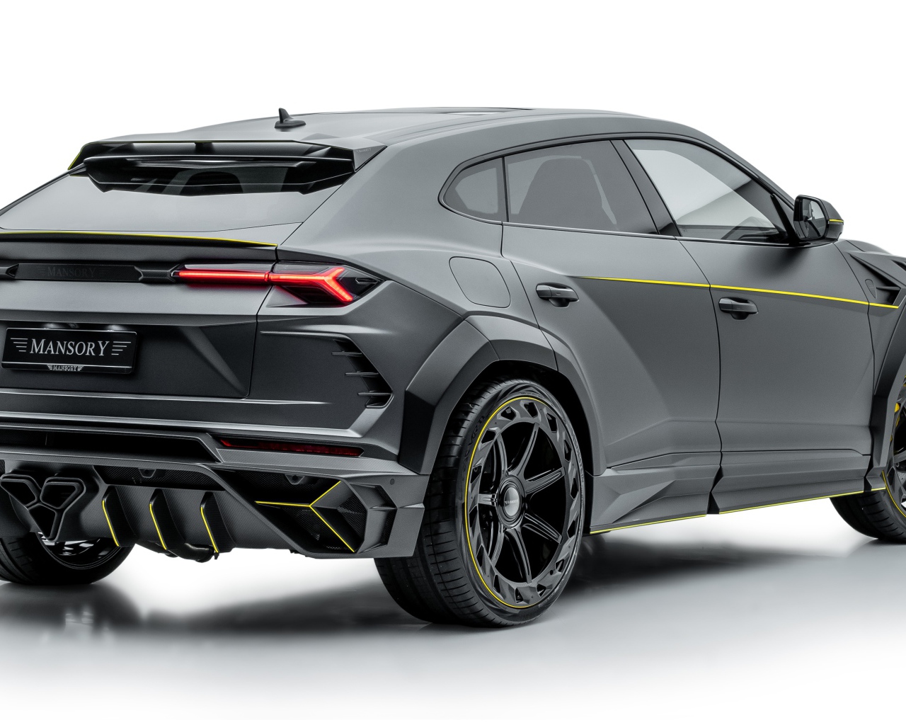 Серый внедорожник Lamborghini Urus 2019 года на белом фоне