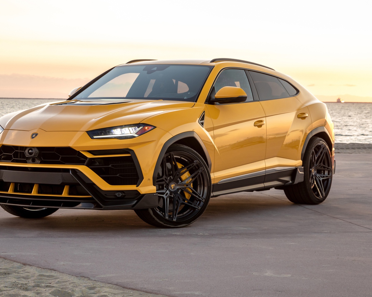 Автомобиль Lamborghini Urus у воды 
