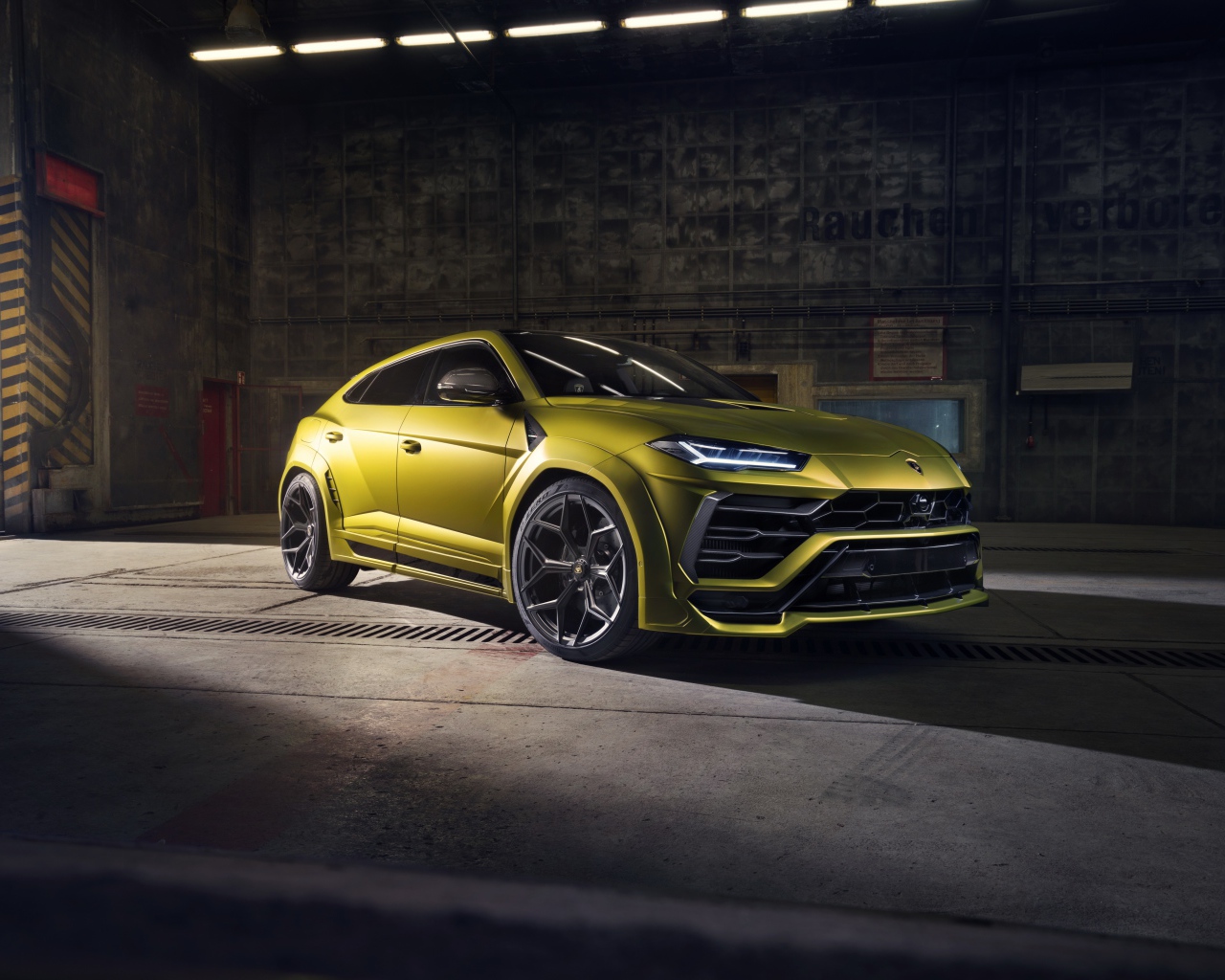 Автомобиль Lamborghini Urus в ангаре 