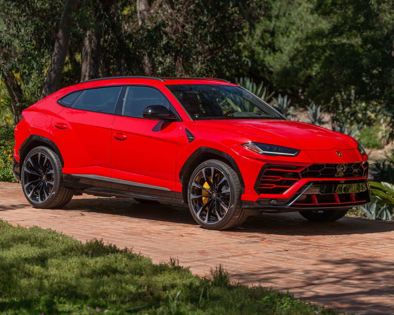 Красный Lamborghini Urus Shiny в парке 